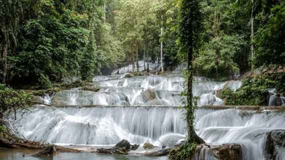 objek wisata air terjun moramo