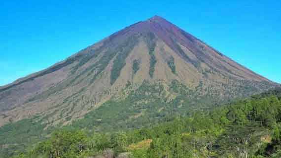 wisata gunung inierie
