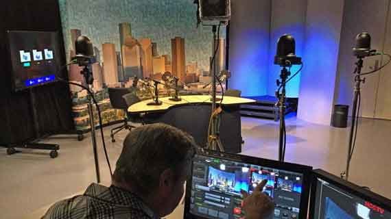 tv yang cocok untuk studio podcast