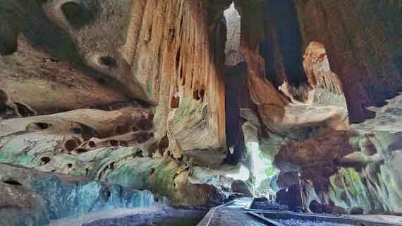 Wisata Goa Batu Kapal