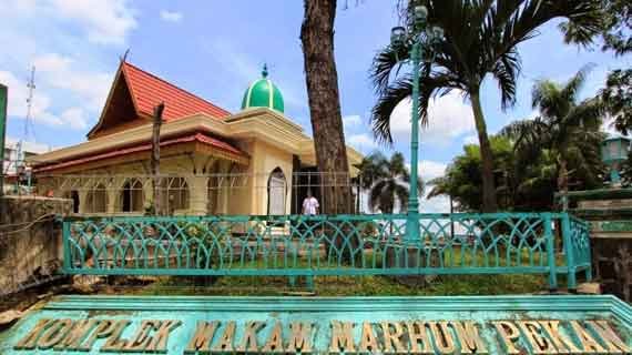 wisata Kompleks Makam Marhum Bukit