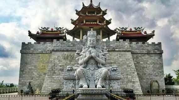 wisata Vihara Patung 1000 Wajah
