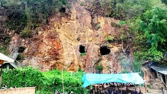 bentuk goa kacamata unik