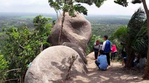 bukit batu tumpang panorama alam lampung