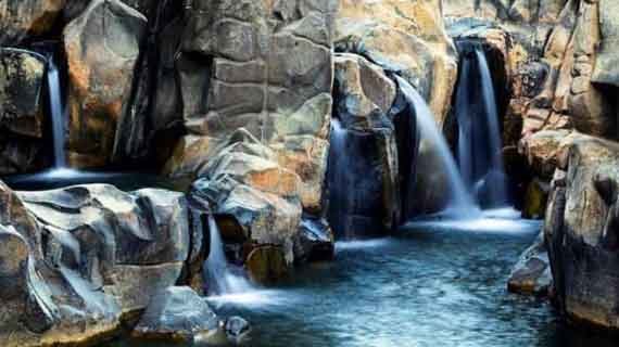 formasi batu di air terjun bidadari