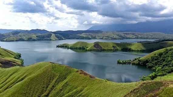 keindahan alam Danau Sentani