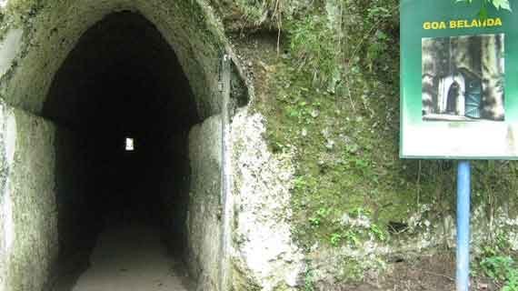 lokasi wisata dengan mitos lokal
