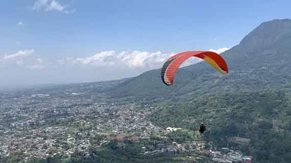 paragliding Batu
