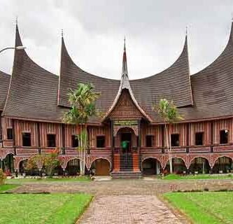 rumah adat Minangkabau