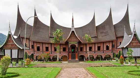 rumah adat Minangkabau