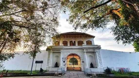 sejarah Benteng Vastenburg