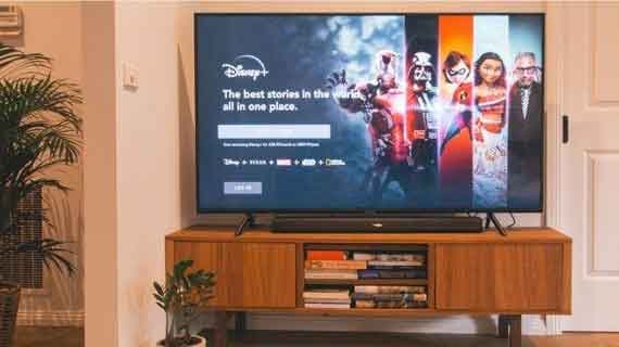tv dengan pencahayaan belakang otomatis