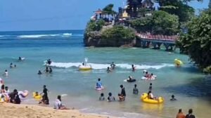 wisata pantai di Malang