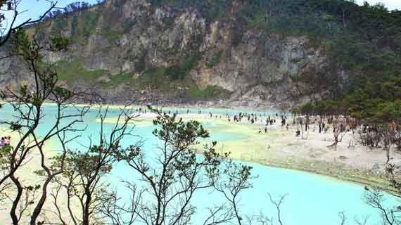 keindahan kawah putih dan pagi kota Bandung