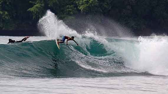 pantai batukaras surfing
