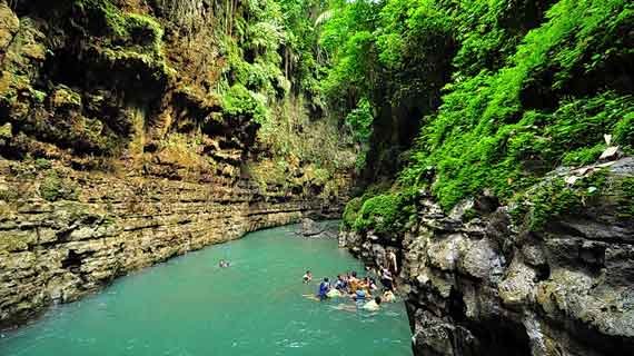 pantai pangandaran dan ngarai green canyon