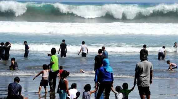 pantai pelabuhan ratu ombak tinggi